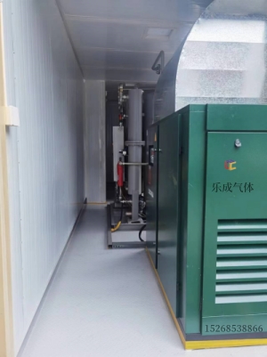 艙內(nèi)2.jpg 艙內(nèi)2.jpg